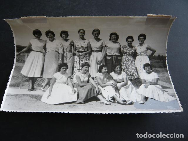 Fotograf&iacute;a antigua: RIBAFORADA NAVARRA MOZAS DEL PUEBLO ANTIGUA FOTOGRAFIA ORIGINAL 12 X 17 CM