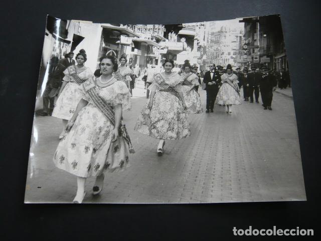 Fotograf&iacute;a antigua: VALENCIA FALLAS FALLERAS 1964 ANTIGUA FOTOGRAFIA 24 X 18 CM