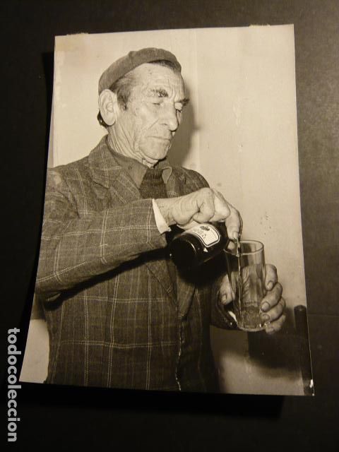Antique Photography: HOMBRE BEBIENDO CERVEZA AGUILA IMPERIAL ANTIGUA FOTOGRAFIA ORIGINAL 12 X 17 CM