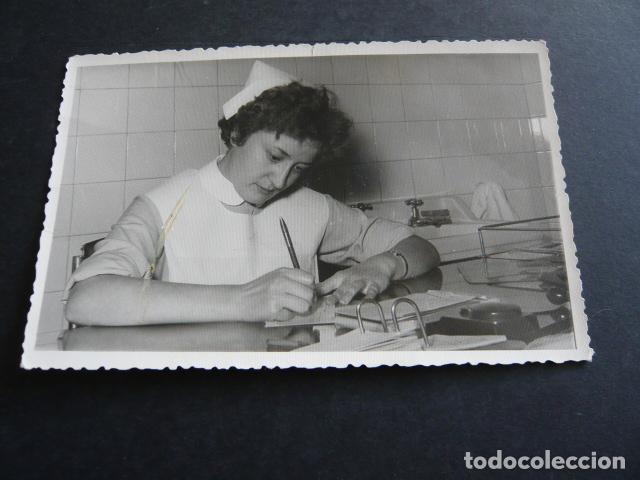 Antique Photography: ENFERMERA ESCRIBIENDO FOTOGRAFIA 1959 10 X 14 CM