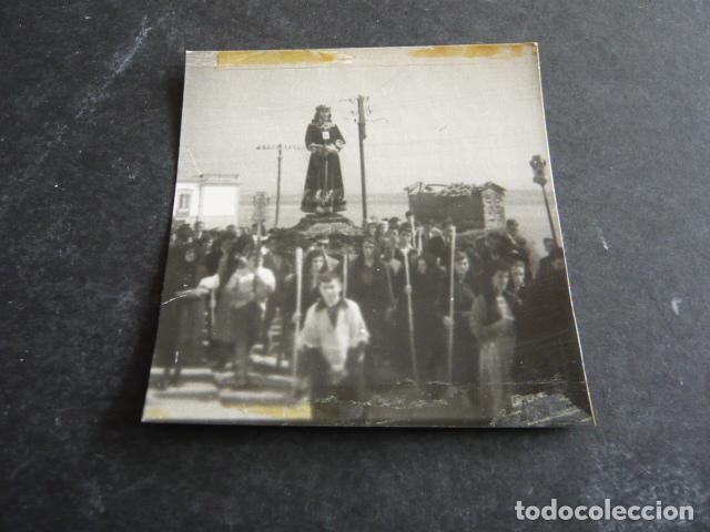 Fotograf&iacute;a antigua: PROCESION CON JESUS DE MEDINACELI ANTIGUA FOTOGRAFIA ORIGINAL 7 X 7 CM