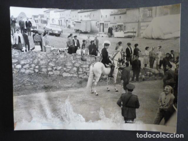 Fotografia antiga: HITA GUADALAJARA FESTIVAL MEDIEVAL 1964 REJONEADOR PERALTA ANTIGUA FOTOGRAFIA 18 X 24 CM