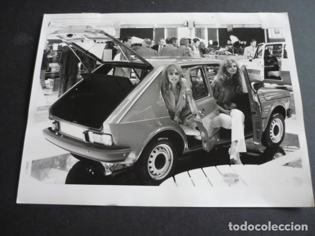 Fotograf&iacute;a antigua: SALON DEL AUTOMOVIL DE GINEBRA 1980 AUTOMOVIL FIAT 127 FOTOGRAFIA 24 X 18 CM