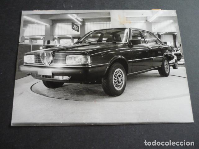 Fotografia antiga: SALON DEL AUTOMOVIL DE GINEBRA 1980 AUTOMOVIL AUDI 80 FOTOGRAFIA 13 X 18 CM