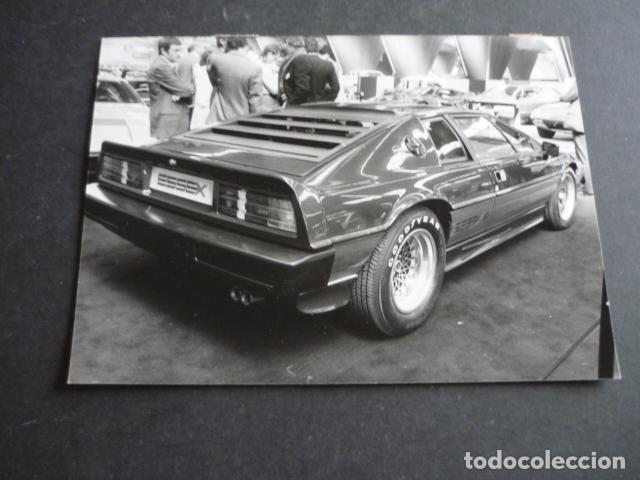 Fotograf&iacute;a antigua: SALON DEL AUTOMOVIL DE GINEBRA 1980 AUTOMOVIL LOTUS SPRIT FOTOGRAFIA 13 X 18 CM