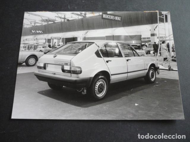 Fotograf&iacute;a antigua: SALON DEL AUTOMOVIL DE GINEBRA 1980 AUTOMOVIL ALFA ROMEO ALFASUD FOTOGRAFIA 13 X 18 CM