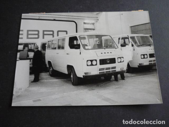 Antique Photography: SALON DEL AUTOMOVIL DE TURIN 1980 MICROBUS EBRO DE MOTOR IBERICA FOTOGRAFIA 13 X 18 CM