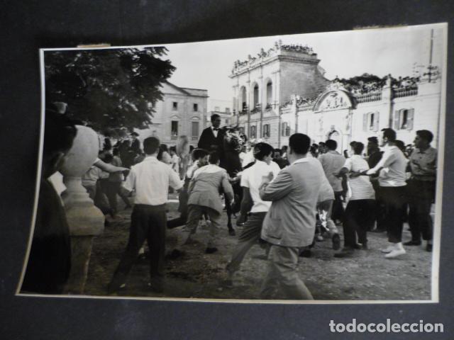 Fotografia antica: CIUDADELA MENORCA LA COLGADA FIESTA DE SAN JUAN ANTIGUA FOTOGRAFIA ORIGINAL 12 X 18 CM