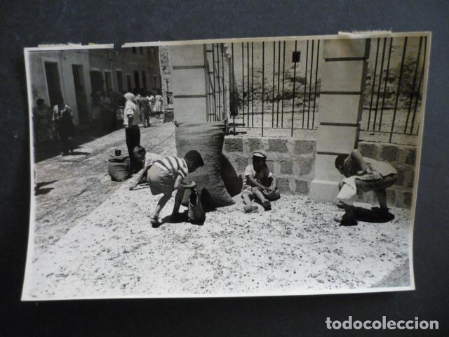 Fotografia antica: CIUDADELA MENORCA LA COLGADA FIESTA DE SAN JUAN ANTIGUA FOTOGRAFIA ORIGINAL 12 X 18 CM