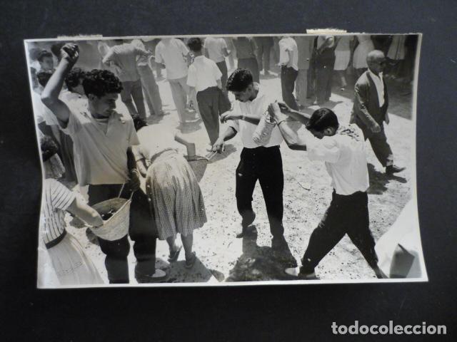 Fotograf&iacute;a antigua: CIUDADELA MENORCA LA COLGADA FIESTA DE SAN JUAN ANTIGUA FOTOGRAFIA ORIGINAL 12 X 18 CM