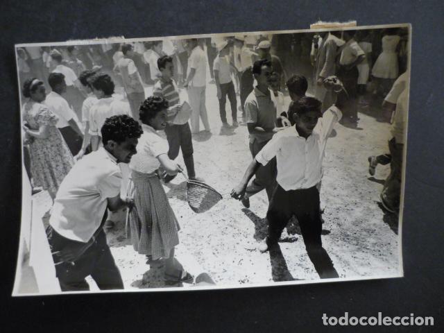 Fotograf&iacute;a antigua: CIUDADELA MENORCA LA COLGADA FIESTA DE SAN JUAN ANTIGUA FOTOGRAFIA ORIGINAL 12 X 18 CM