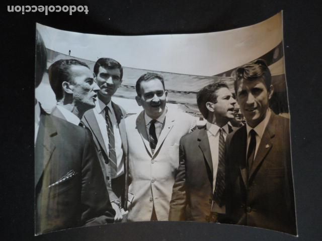 Antique Photography: FUTBOLISTAS IRIBAR Y RIVILLA EN AEROPUERTO DE BARAJAS ANTIGUA FOTOGRAFIA ORIGINAL 18 X 24 CM