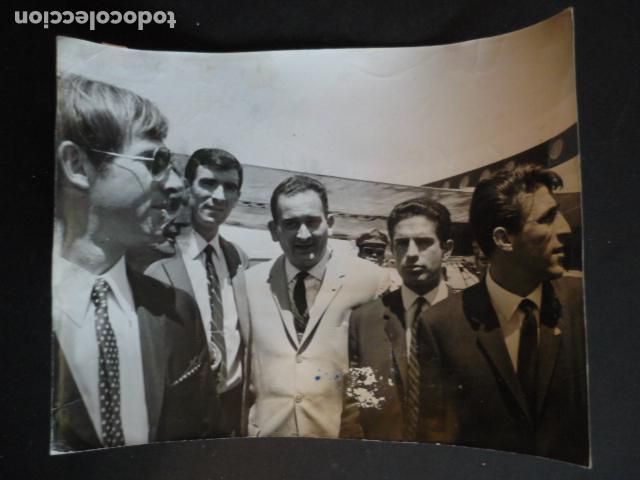 Antique Photography: FUTBOLISTAS LAPRETR IRIBAR Y RIVILLA EN AEROPUERTO DE BARAJAS ANTIGUA FOTOGRAFIA ORIGINAL 18 X 24 CM