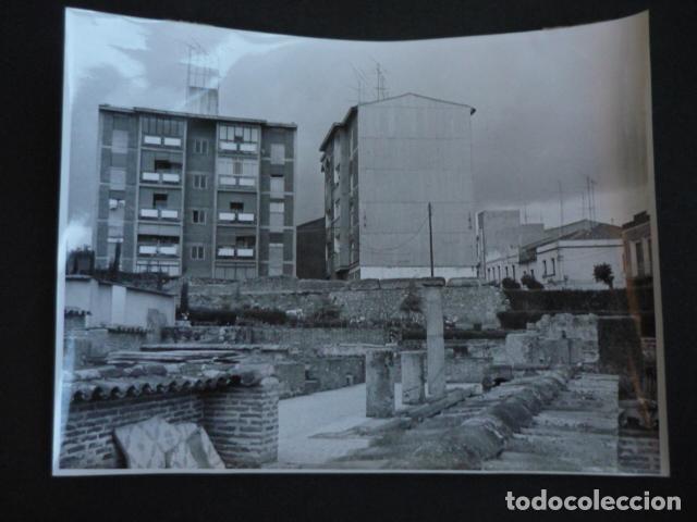 Fotografia antiga: MERIDA BADAJOZ CONSTRUCCION PISOS JUNTO A YACIMIENTO ANTIGUA FOTOGRAFIA ORIGINAL 24 X 18 CM