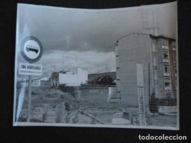 Fotograf&iacute;a antigua: MERIDA BADAJOZ CONSTRUCCION PISOS JUNTO A YACIMIENTO ANTIGUA FOTOGRAFIA ORIGINAL 24 X 18 CM
