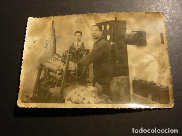 Fotograf&iacute;a antigua: OPERARIOS CON MAQUINA ANTIGUA FOTOGRAFIA 9 X 13 CM