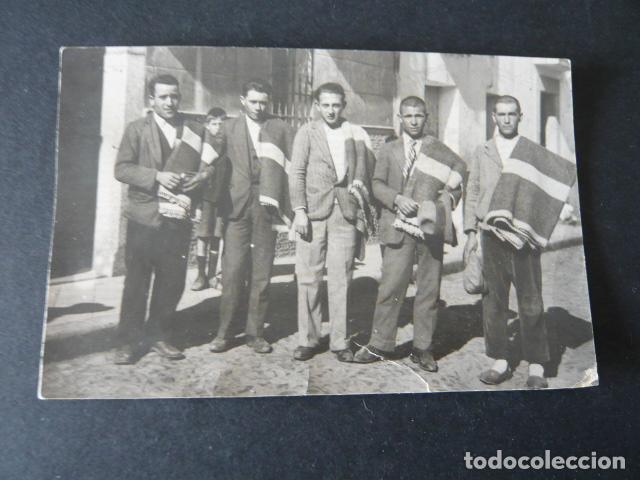 Fotograf&iacute;a antigua: CA&Ntilde;AMERO CACERES GRUPO DE HOMBRES 1933 ANTIGUA FOTOGRAFIA 7 X 11 CM