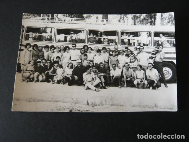 Fotograf&iacute;a antigua: SOTILLO DE LA ADRADA AVILA GRUPO EN AUTOCAR ANTIGUA FOTOGRAFIA 9 X 13 CM