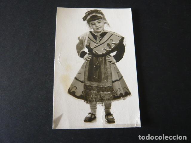 Fotograf&iacute;a antigua: NI&Ntilde;A VESTIDA CON TRAJE TIPICO ANTIGUA FOTOGRAFIA 6,5 X 9,5 CM