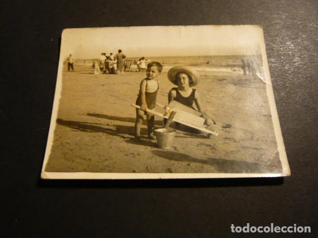 Fotografia antica: ROTA CADIZ HERMANOS EN LA PLAYA 1939 ANTIGUA FOTOGRAFIA 7 X 9 CM