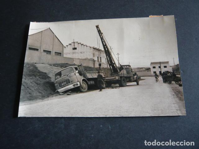 Antique Photography: CAMION ACCIDENTADO 1964 ANTIGUA FOTOGRAFIA 12 X 18 CM