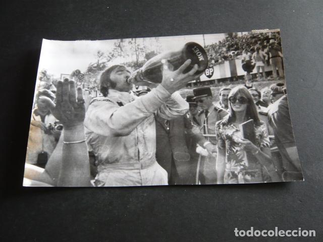 Fotograf&iacute;a antigua: JACKIE STEWART CONDUCTOR FORMULA 1 EN EL G. P. DE FRANCIA 1969 ANTIGUA FOTOGRAFIA 20 X 13 CM