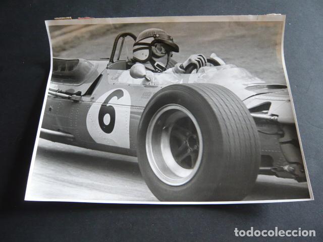 Fotograf&iacute;a antigua: JACKIE STEWART CORREDOR FORMULA 1 AUTOMOVILISMO EN MONTJUICH 1968 ANTIGUA FOTOGRAFIA 24 X 21 CM