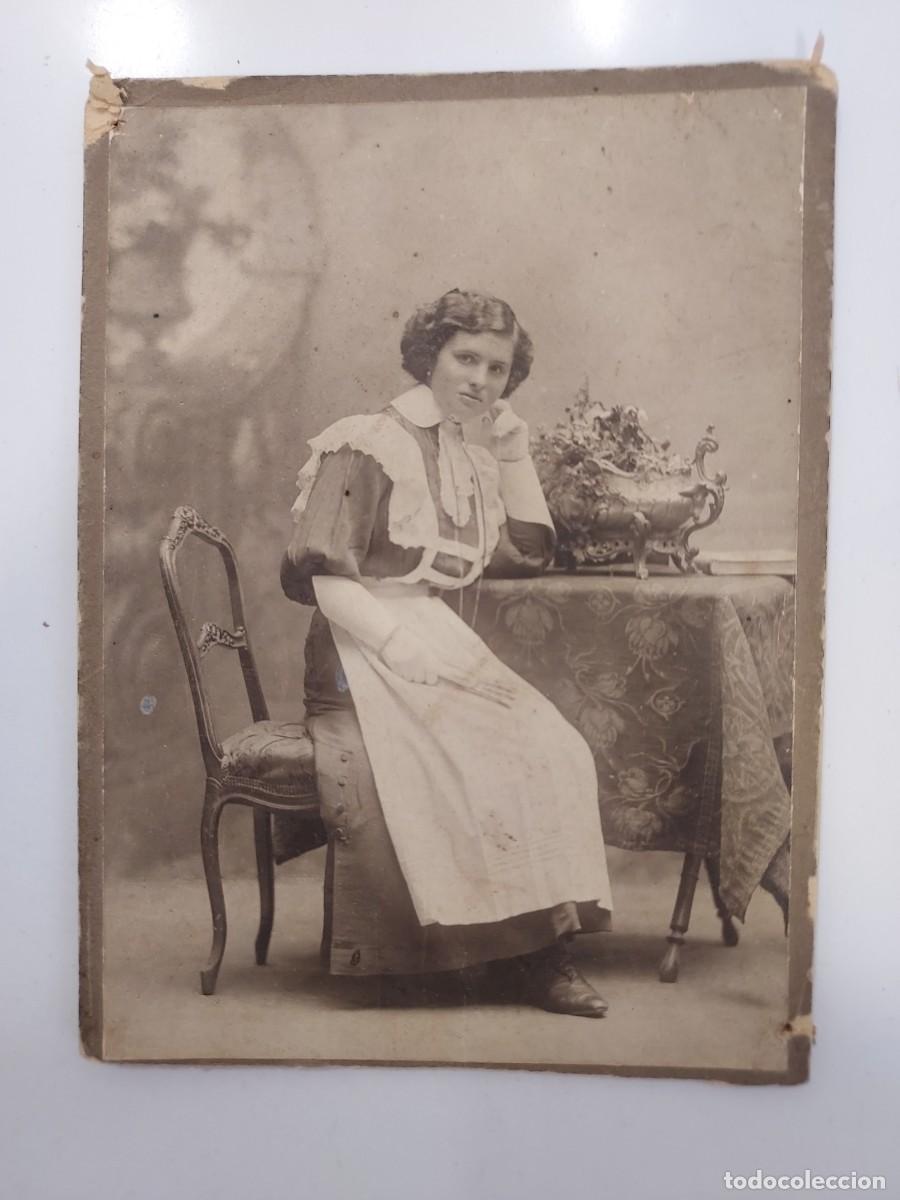 Antique Photography: FOTOGRAFIA ANTIGUA ESTUDIO MUJER JOVEN MANGAS ABULLONADAS DELANTAL. 14 X 10 CM. MONTADA EN CARTON