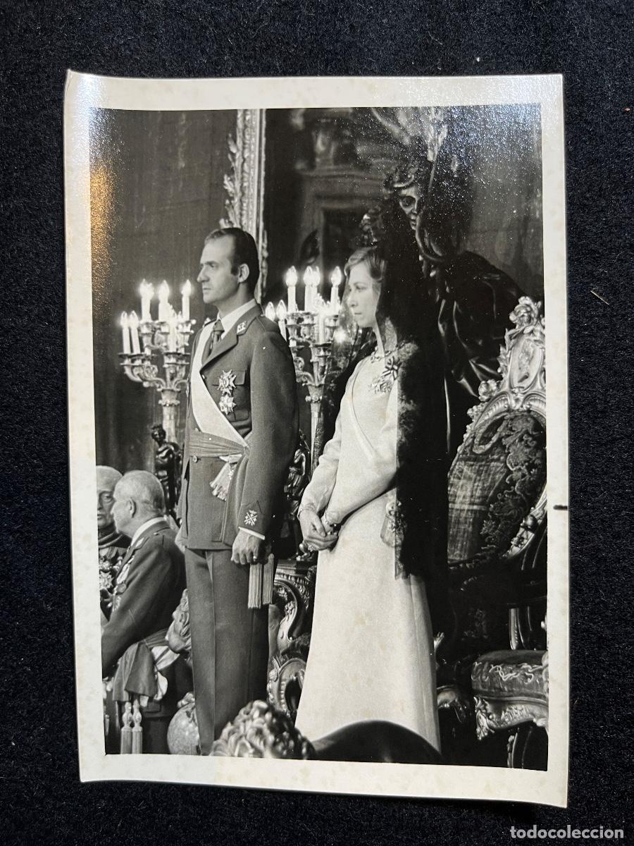 Fotograf&iacute;a antigua: Foto original recepci&oacute;n oficial tras la exaltaci&oacute;n de Juan Carlos I &ndash; Sal&oacute;n del Trono Palacio de Ori