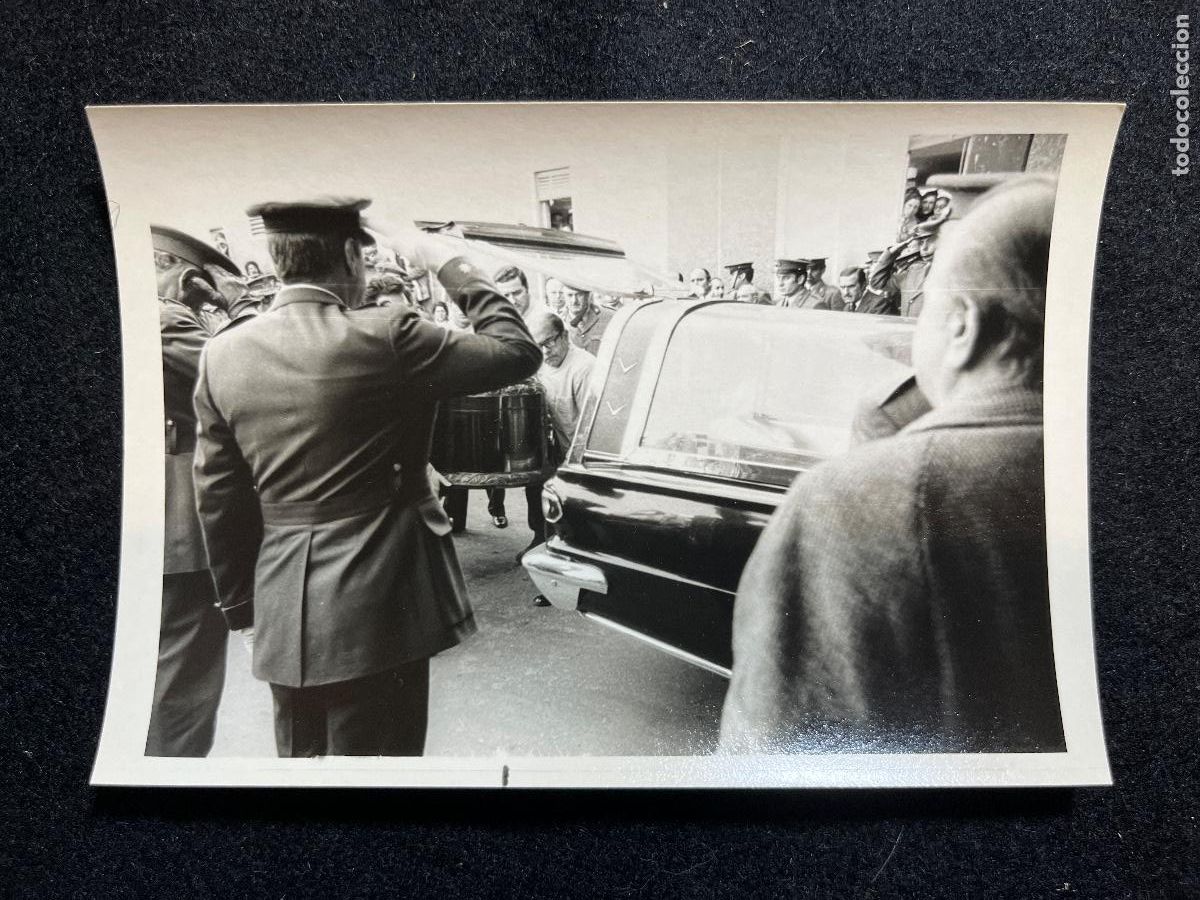 Antique Photography: Foto original traslado del f&eacute;retro de Franco &ndash; Hospital La Paz 1975 &ndash; m&eacute;dicos y militares &ndash; archivo