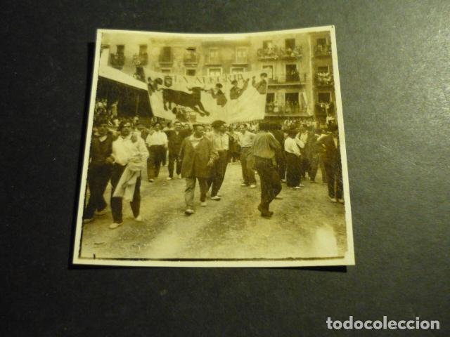Fotografia antica: PUENTE LA REINA NAVARRA ANTIGUA FOTOGRAFIA 1927 6 X 5,5 CM