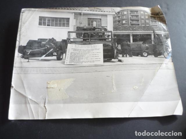 Fotografia antica: COSECHADORA EN FERIA DE MUESTRAS ANTIGUA FOTOGRAFIA 18 X 2 CM