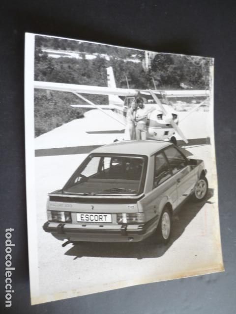 Fotografia antica: AUTOMOVIL FORD ESCORT ANTIGUA FOTOGRAFIA ORIGINAL 18 X 24 CM