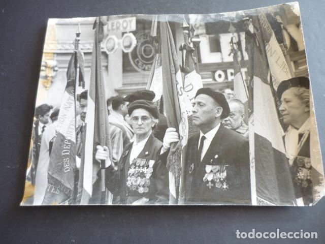 Fotograf&iacute;a antigua: PARIS CONMEMORACION XX ANIVERSARIO VICTORIA 2&ordf; GUERRA MUNDIAL ANTIGUA FOTOGRAFIA ORIGINAL 18 X 24 CM