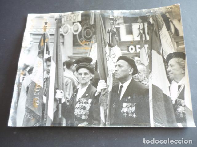 Fotograf&iacute;a antigua: PARIS CONMEMORACION XX ANIVERSARIO VICTORIA 2&ordf; GUERRA MUNDIAL ANTIGUA FOTOGRAFIA ORIGINAL 18 X 24 CM