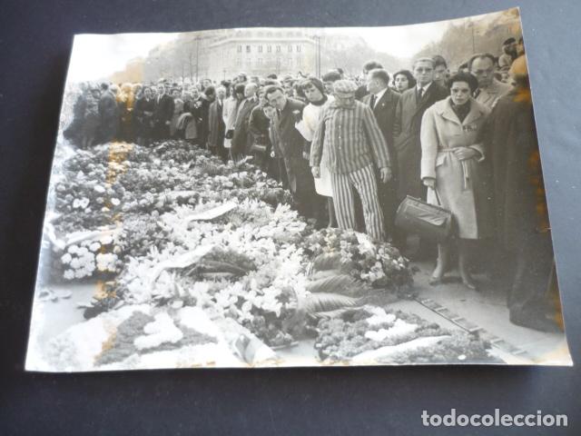 Fotograf&iacute;a antigua: PARIS CONMEMORACION XX ANIVERSARIO VICTORIA SEGUNDA GUERRA ANTIGUA FOTOGRAFIA ORIGINAL 18 X 24 CM