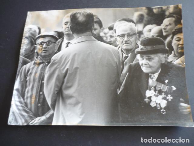 Fotograf&iacute;a antigua: PARIS XX ANIVERSARIO VICTORIA SEGUNDA GUERRA MUNDIAL ANTIGUA FOTOGRAFIA ORIGINAL 18 X 24 CM