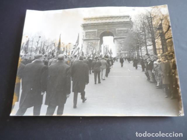 Fotograf&iacute;a antigua: PARIS XX ANIVERSARIO VICTORIA SEGUNDA GUERRA MUNDIAL ANTIGUA FOTOGRAFIA ORIGINAL 18 X 24 CM