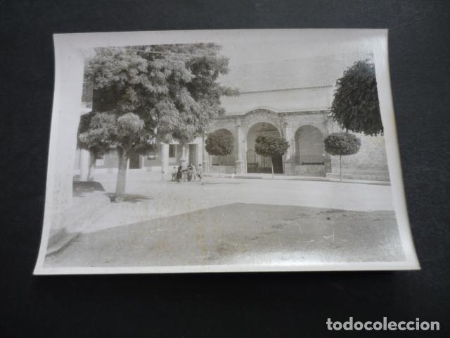 Fotografia antica: IGLESIA Y PLAZA EN LOCALIDAD A IDENTIFICAR ANTIGUA FOTOGRAFIA 7 X 10 CM