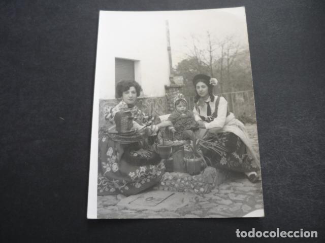 Fotografia antica: MUJERES Y NI&Ntilde;A CON TRAJE TIPICO ANTIGUA FOTOGRAFIA 7 X 10 CM