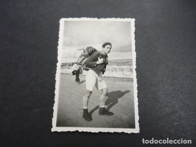 Fotografia antica: FRENTE DE JUVENTUDES MIEMBRO EN MARCHA ANTIGUA FOTOGRAFIA 7 X 4,5 CM