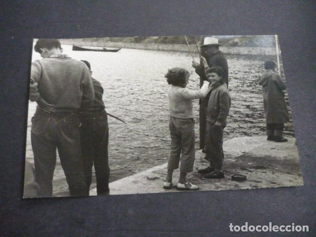 Fotografia antica: FUENTERRABIA GUIPUZCOA ESCENA EN EL PUERTO ANTIGUA FOTOGRAFIA 11 X 17 CM