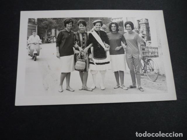 Fotografia antica: FUENTERRABIA GUIPUZCOA FIESTAS GRUPO DE CHICAS ANTIGUA FOTOGRAFIA 9 X 14 CM