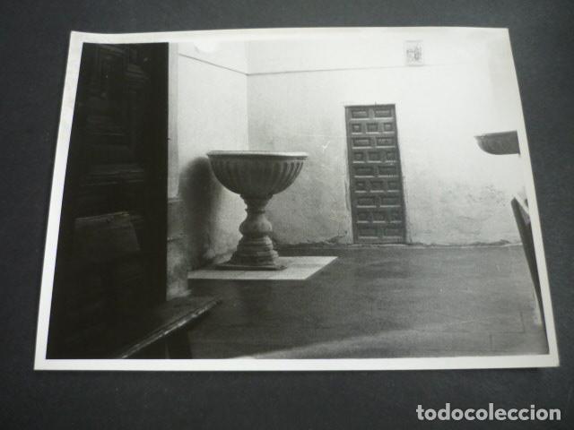 Fotografia antica: PILA BAUTISMAL EN LOCALIDAD A IDENTIFICAR ANTIGUA FOTOGRAFIA 18 X 24 CM