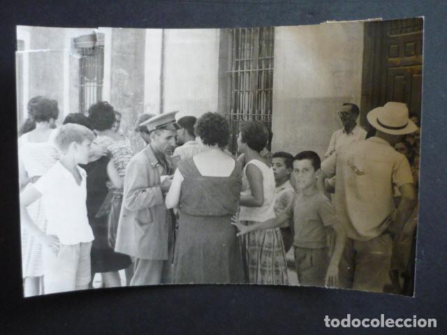 Fotograf&iacute;a antigua: ALICANTE PERRA LUCERA LIBRADA DE LA MUERTE POR NI&Ntilde;OS ANTIGUA FOTOGRAFIA ORIGINAL 1959 12 X 18 CM
