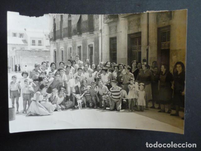 Fotograf&iacute;a antigua: ALICANTE PERRA LUCERA LIBRADA DE LA MUERTE POR NI&Ntilde;OS ANTIGUA FOTOGRAFIA ORIGINAL 1959 12 X 18 CM