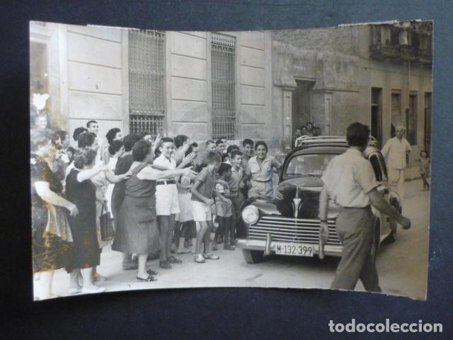 Fotograf&iacute;a antigua: ALICANTE PERRA LUCERA LIBRADA DE LA MUERTE POR NI&Ntilde;OS ANTIGUA FOTOGRAFIA ORIGINAL 1959 12 X 18 CM