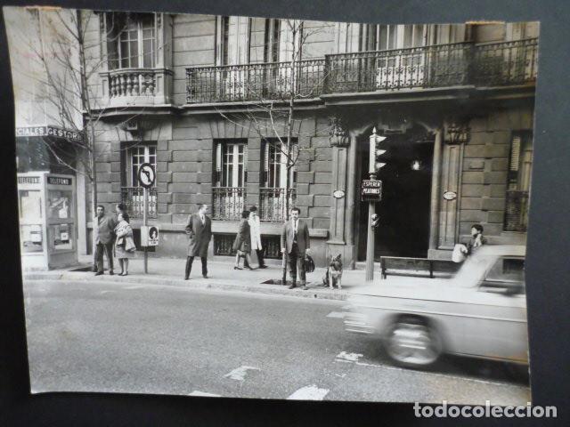 Fotograf&iacute;a antigua: PERRO ESPERANDO EN PASEO DE PEATONES ANTIGUA FOTOGRAFIA ORIGINAL 18 X 24 CM