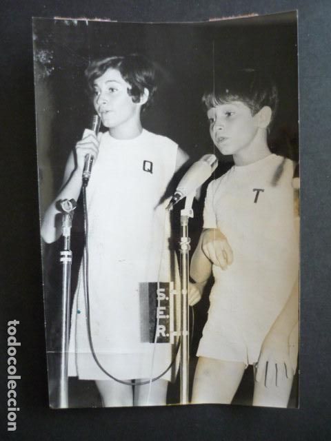 Fotograf&iacute;a antigua: QUETA Y TEO CANTANTES ANTIGUA FOTOGRAFIA ORIGINAL 12 X 18 CM