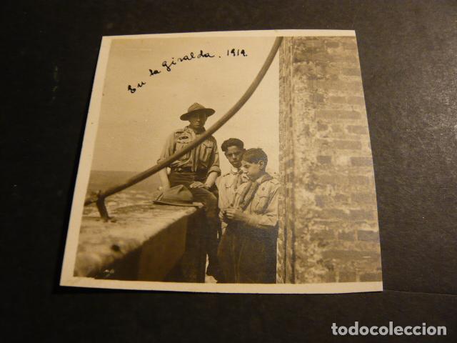 Fotografia antiga: SEVILLA EXPLORADORES BOY SCOUTS DE MADRID EN LA GIRALDA 1919 FOTOGRAFIA ORIGINAL 7,5 X 7,5 CM